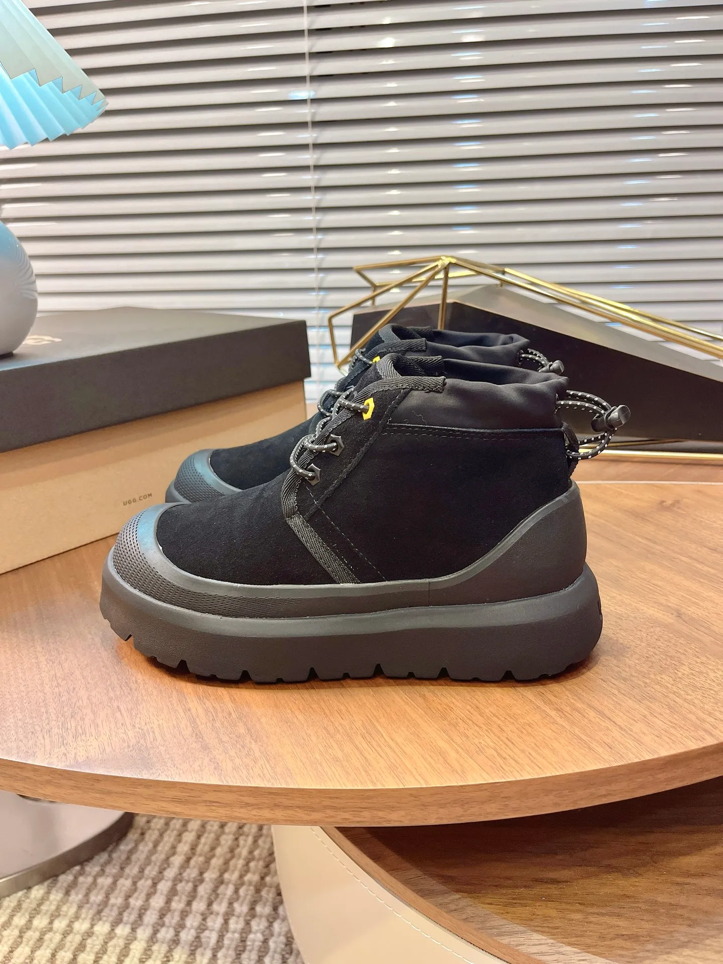 【UGG】 P: 560💰 Couple shoes Size: Women’s size 35-40 / Men’s size 40-44 UGG Tasman Weather Hybrid slip-on snow boots👢 Wang Yibo's same style 👏 adds a large orange sole to the classic Tasman shoe style, functional color contrast design, environmentally friendly waterproof and snowproof material, which has both fashionable and functional attributes. At the same time, it is paired with the new UGG furry shoes Keen's furry color-blocking jacket. Bright orange and maroon collide to create a new light outdoor style and open up a new travel experience in early autumn! Using the best materials, the 17mm fur integrated surface is warmer and breathable, and the outsole is upgraded to a lightweight and wear-resistant light wing technology outsole!